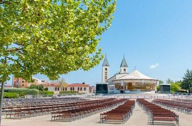 每週在默主哥耶聖雅各伯堂的祈禱時間程序