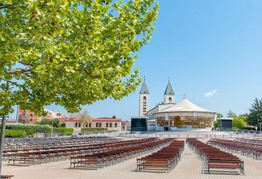 每周在默主哥耶圣雅各伯堂的祈祷时间程序