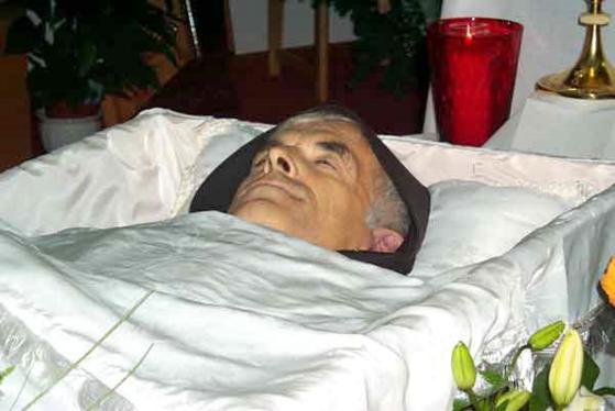 斯拉夫高神父的葬禮照片