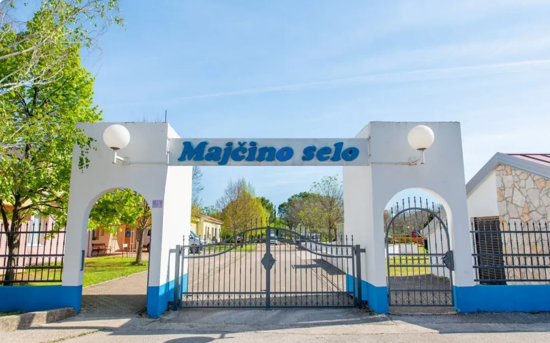 母親村 (Mother’s Village)