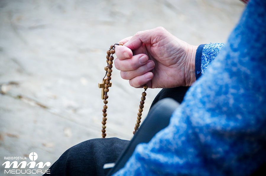 見證 1981 – 以光和白色標誌默主哥耶