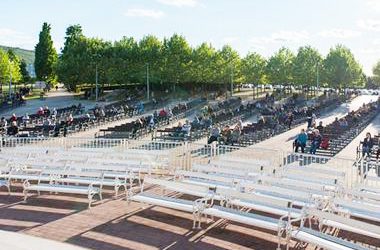 在默主哥耶與群眾一起於室外祭壇慶祝彌撒