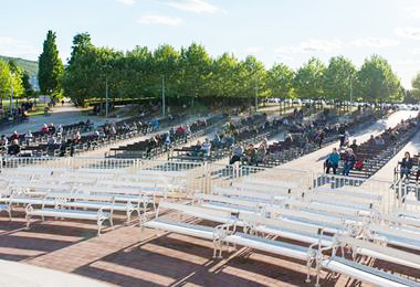 在默主哥耶与群众一起于室外祭坛庆祝弥撒