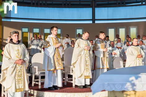 青年节第二天 – 在圣母显现山公念玫瑰经，圣母出游，弥撒，教理讲授