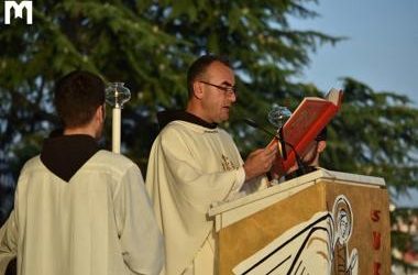 國際青年祈禱聚會由教廷大使 Luigi Pezzuto 總主教主持開幕，樞機主教Puljić 主持閉幕