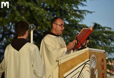 国际青年祈祷聚会由教廷大使 Luigi Pezzuto 总主教主持开幕，枢机主教Puljić 主持闭幕