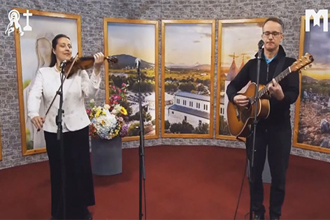 音樂: Give us your peace (Melinda & Roland)