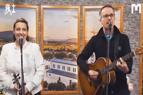 音樂: Emmanuel (Melinda & Roland)