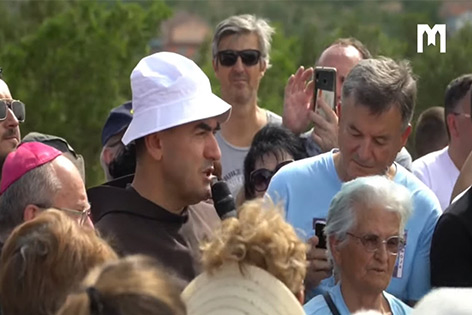 Marinko神父在显现山上带领祈祷开始游行 (2021年6月25日)