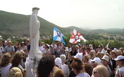 在聖母顯現山上祈禱，開始遊行到聖雅各伯堂 (2021年6月25日)