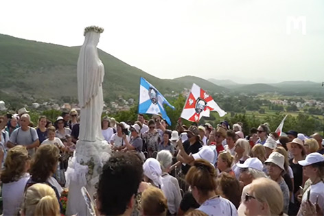 在圣母显现山上祈祷，开始游行到圣雅各伯堂 (2021年6月25日)