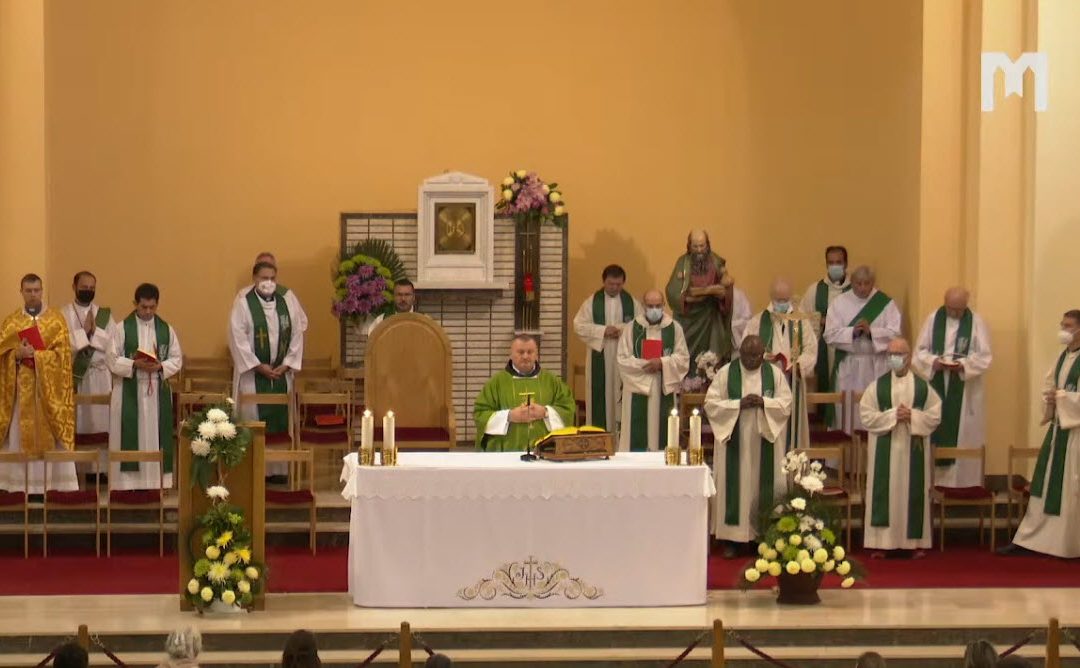 晚間祈禱節目: 誦唸玫瑰經、彌撒聖祭、朝拜明恭聖體