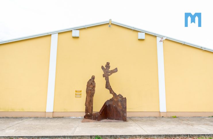 一座紀念聖若望保祿二世的雕塑像現正安放在默主哥耶