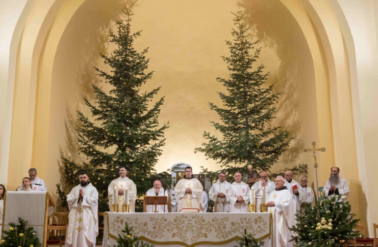 Aldo Cavalli總主教在默主哥耶主持子夜彌撒：天主出於愛而成為人