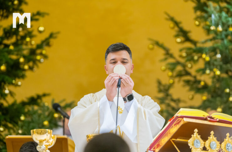 Zvonimir Pavičić神父宣布默主哥耶将临期举行黎明弥撒和教理讲授