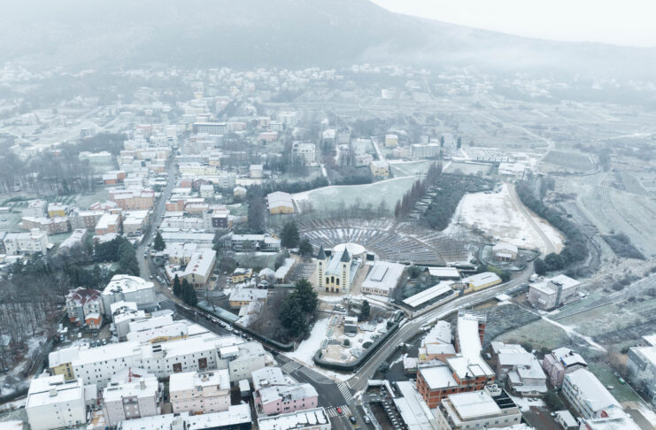 照片：白雪覆蓋默主哥耶祈禱地點