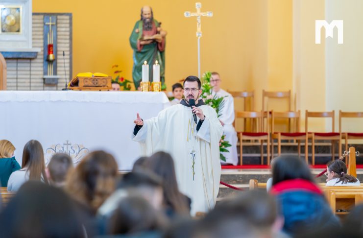 「愛不是無禮」是今晚雅各伯青年聚會的主題，由Ante Vučković神父主講