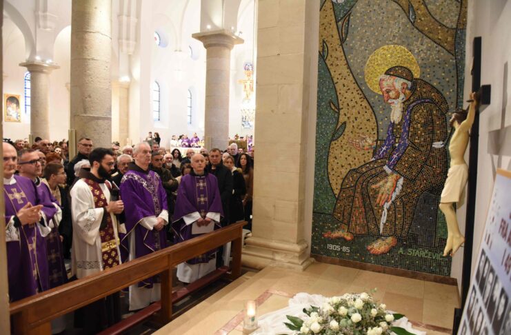 在Široki Brijeg紀念黑塞哥維那方濟各會士被殺害81週年