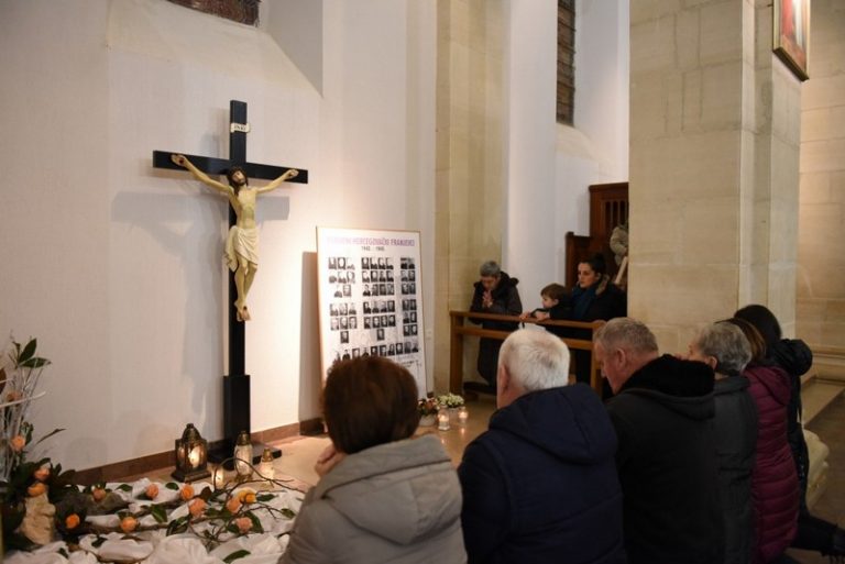 Josip Mužić神父在《SUSRET》節目中談及1945年於Široki Brijeg發生的修士被殺害事件