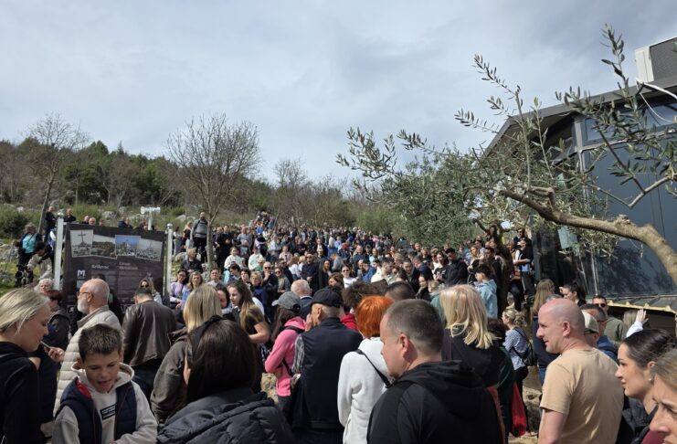 眾多信友於耶穌受難日在十字山上祈禱拜苦路