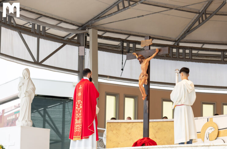照片：默主哥耶圣周五——从十字架而来的是永不消逝的希望