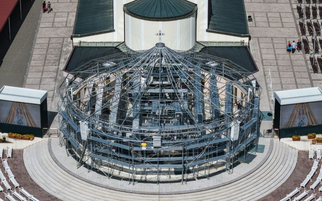 照片：虔誠的朝聖者在默主哥耶各個祈禱地點祈禱