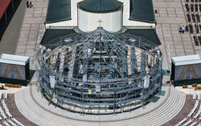 照片：虔誠的朝聖者在默主哥耶各個祈禱地點祈禱