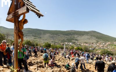 照片：虔誠的朝聖者在默主哥耶各個祈禱地點祈禱