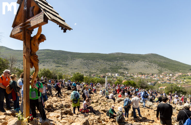 照片：虔誠的朝聖者在默主哥耶各個祈禱地點祈禱