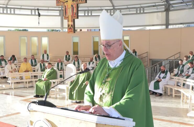 Egidije Živković主教在默主哥耶：跪在圣母面前、静默、流泪、祈祷……