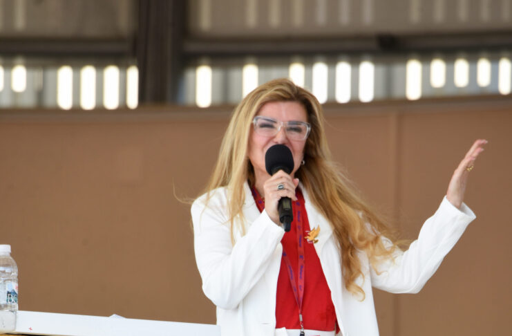 巴西女演員Lenita Medina向年輕人說：不要讓演算法引導你，要讓聖神引導你