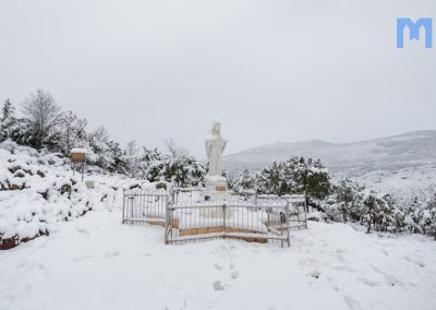 02-Apparition Hill-Not even heavy snow can stop believers from coming to pray to the Queen of Peace